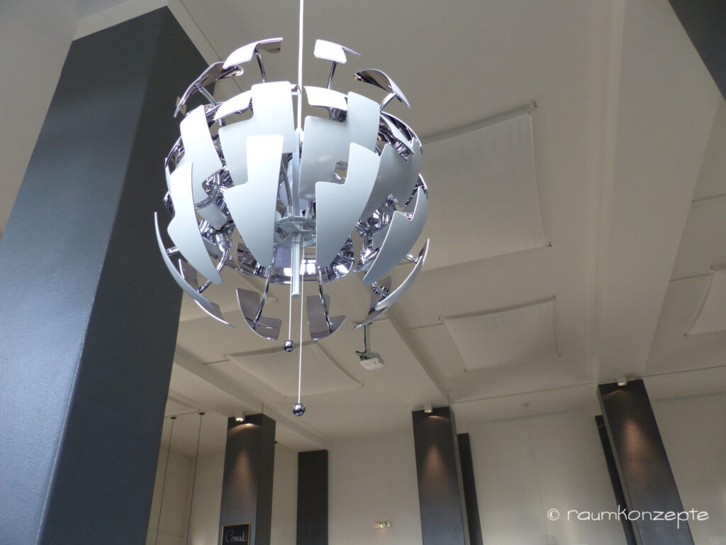 Aula Lampe2 nachher mit strukturiertem silbernen Lampenschirm