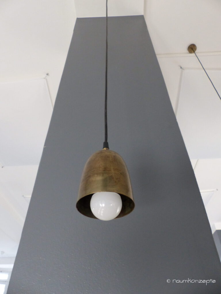 Aula Lampe3 nachher über Bistro-Tresen