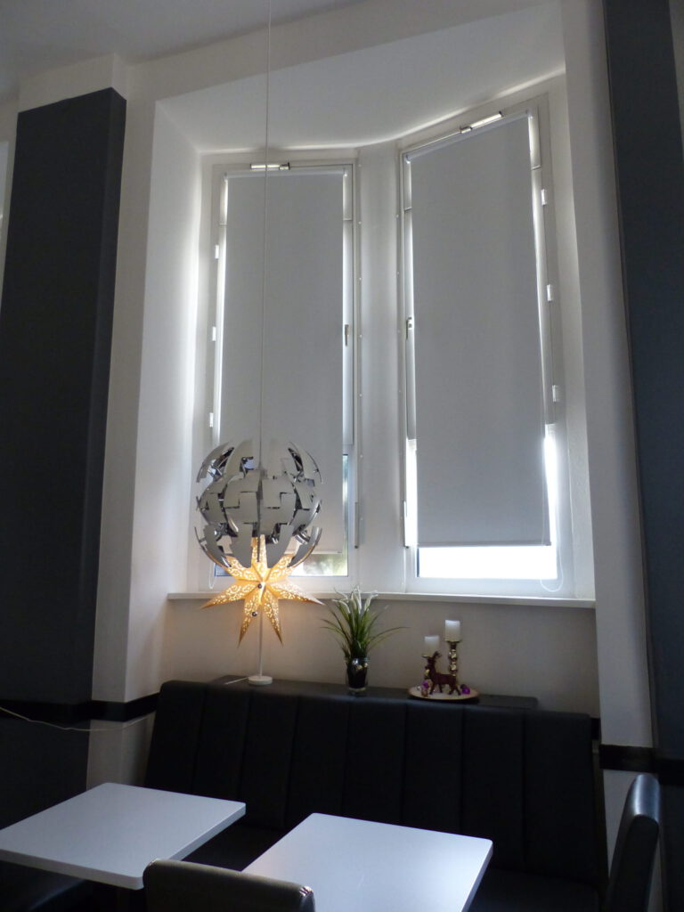 Aula Nische Rollo nachher als Verdunklungsmoeglichkeit