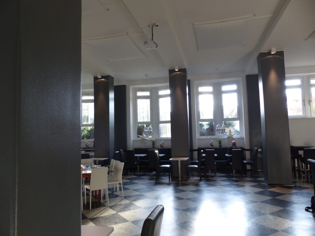 Aula Nischen Eingang nachher mit passendem Raum- und Farbkonzept