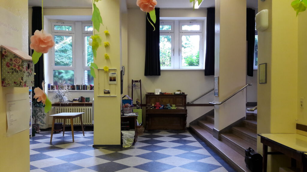 Aula Nischen Eingang vorher ohne Raum- und Farbkonzept