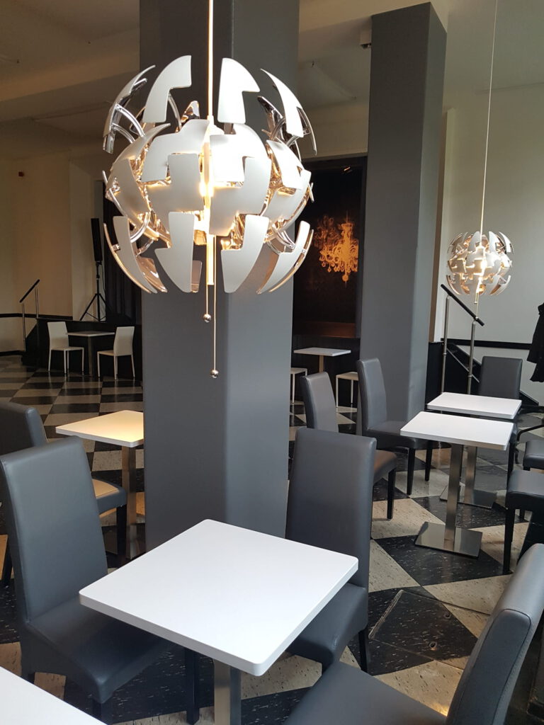 Aula Nischen Lampe nachher mit strukturiertem Lampenschirm