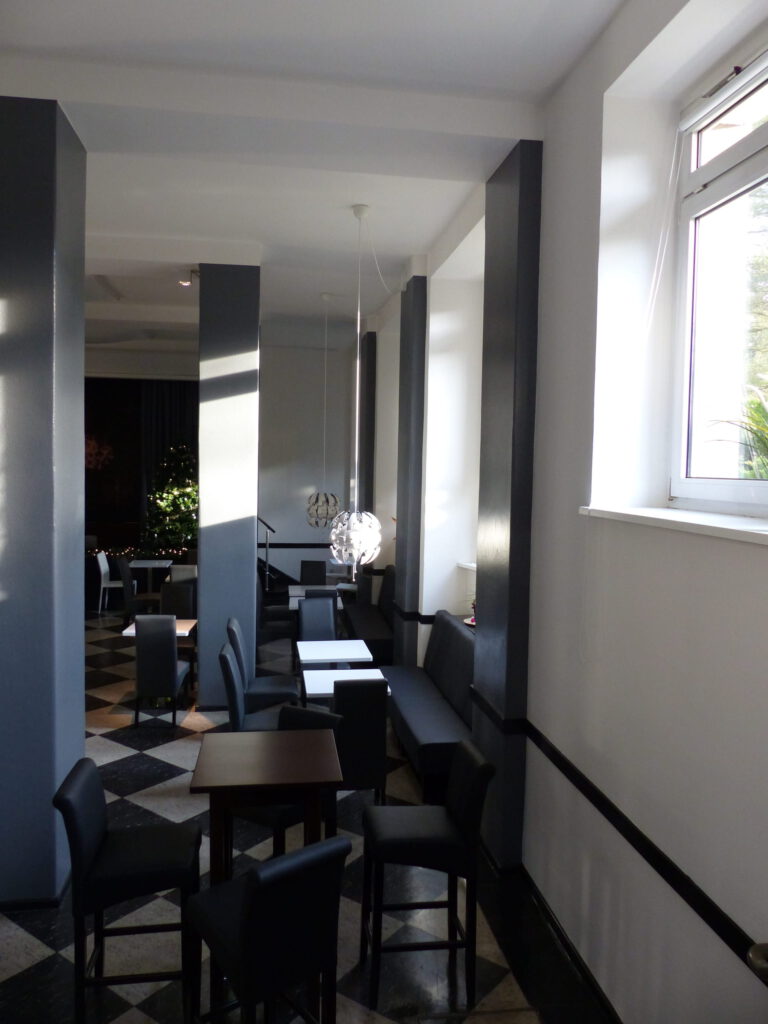 Aula Nischen rechts nachher mit kleinen Tischen