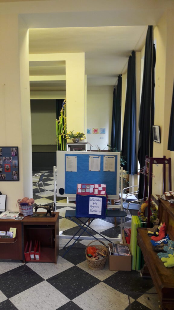 Aula Nischen rechts vorher ohne Raum- und Farbkonzept