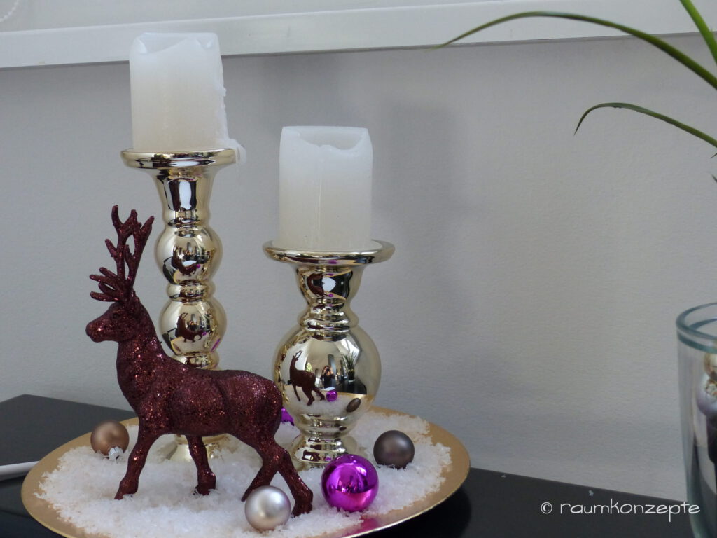 Aula Raumdeko12 nachher mit Rentier Kugeln und Kerzen