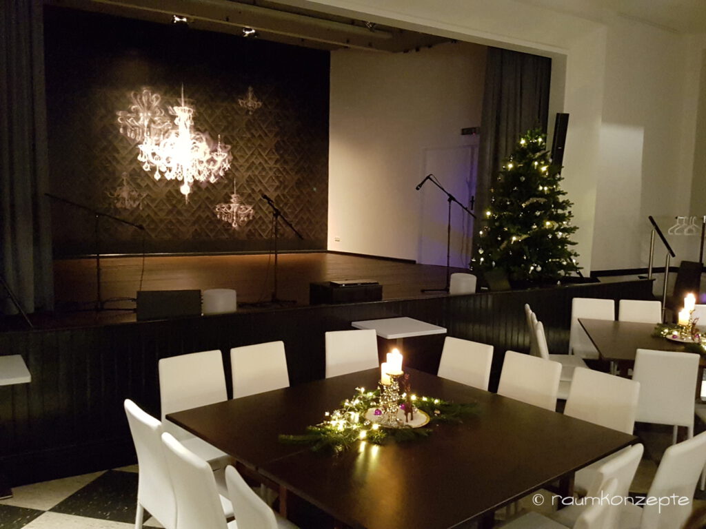 Aula Raumdeko8 nachher mit Tischdekoration und Weihnachtsbaum