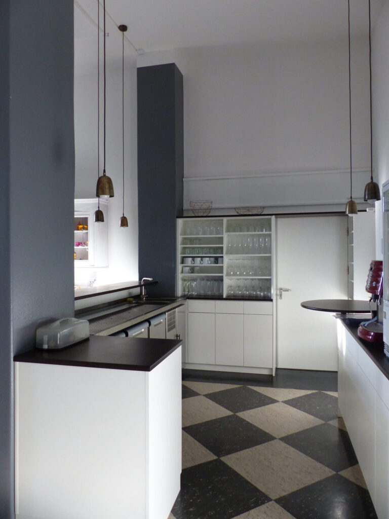 Aula Teekueche Eingang nachher integriert in Bereich hinter Tresen