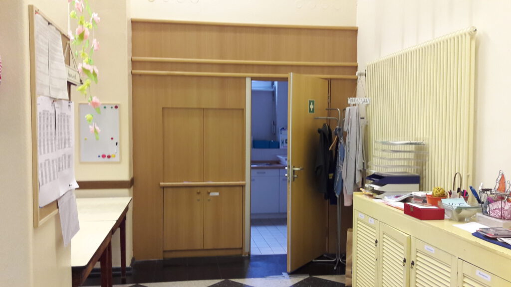 Aula Teekueche Eingang vorher schmucklos