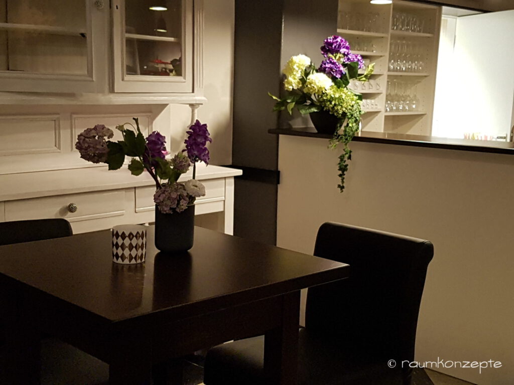 Aula Tischdeko3 nachher mit lila und weissen Blumen