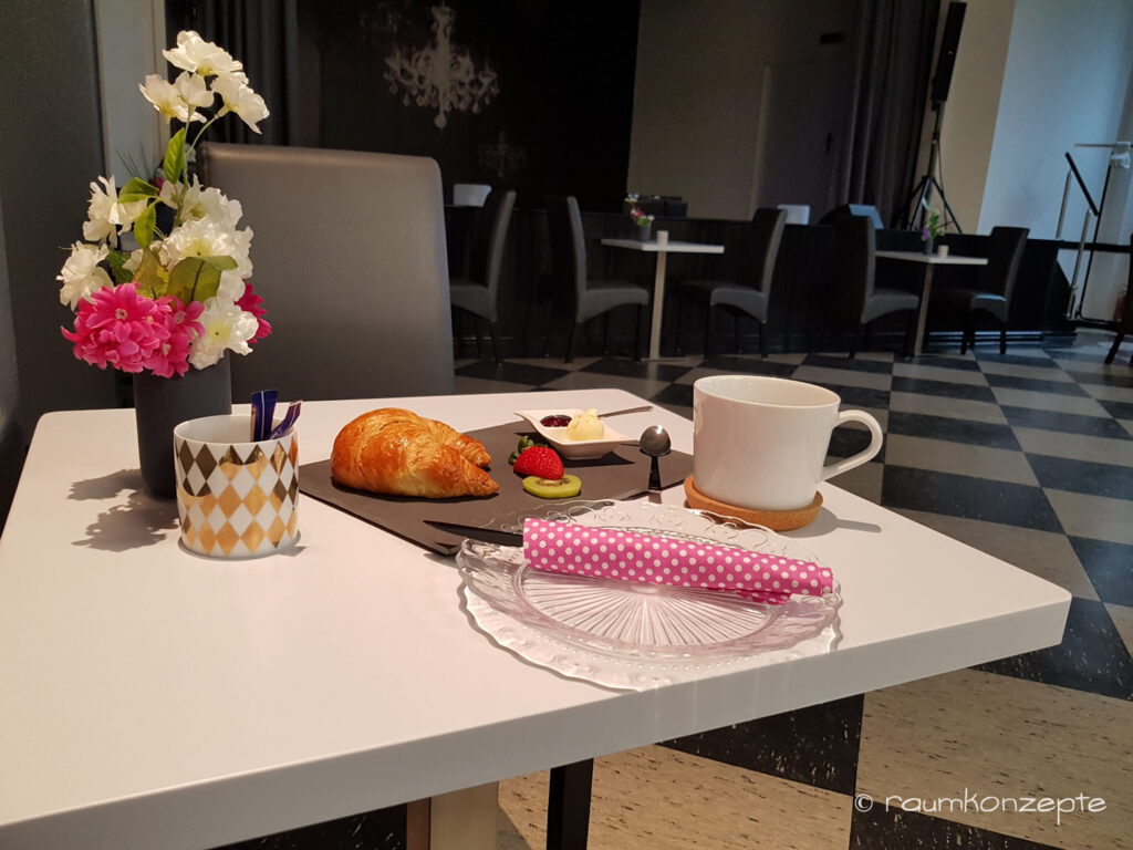 Aula Tischdeko4 nachher mit Fruehstuecksgedeck