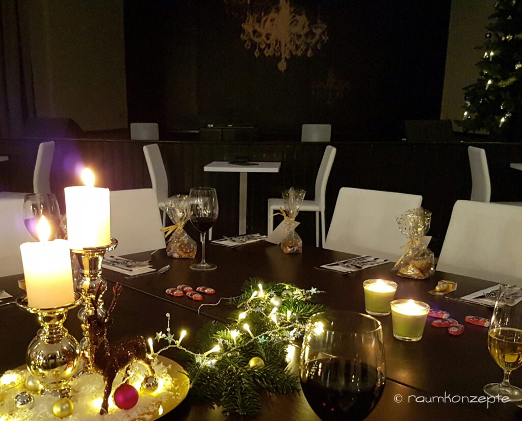 Aula Tischdeko6 nachher mit Weihnachtsdekoration und Rotwein