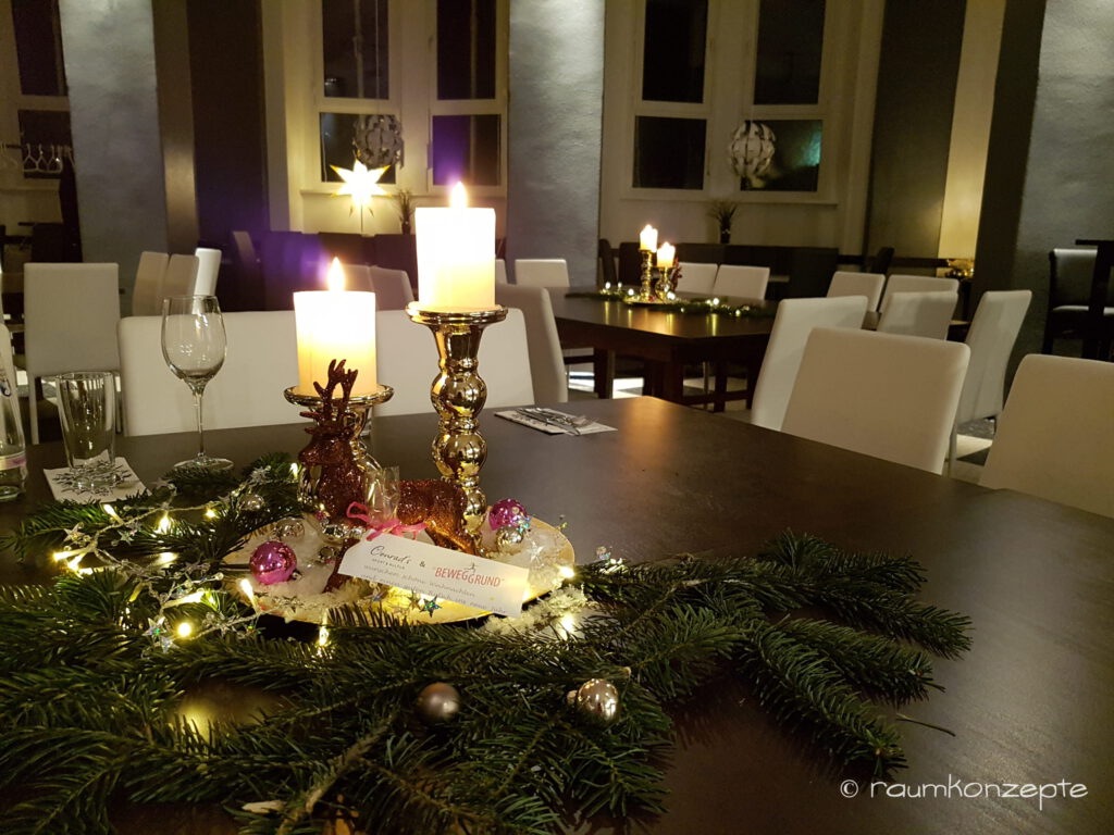 Aula Tischdeko7 nachher mit Weihnachtsdekoration und Kerzen