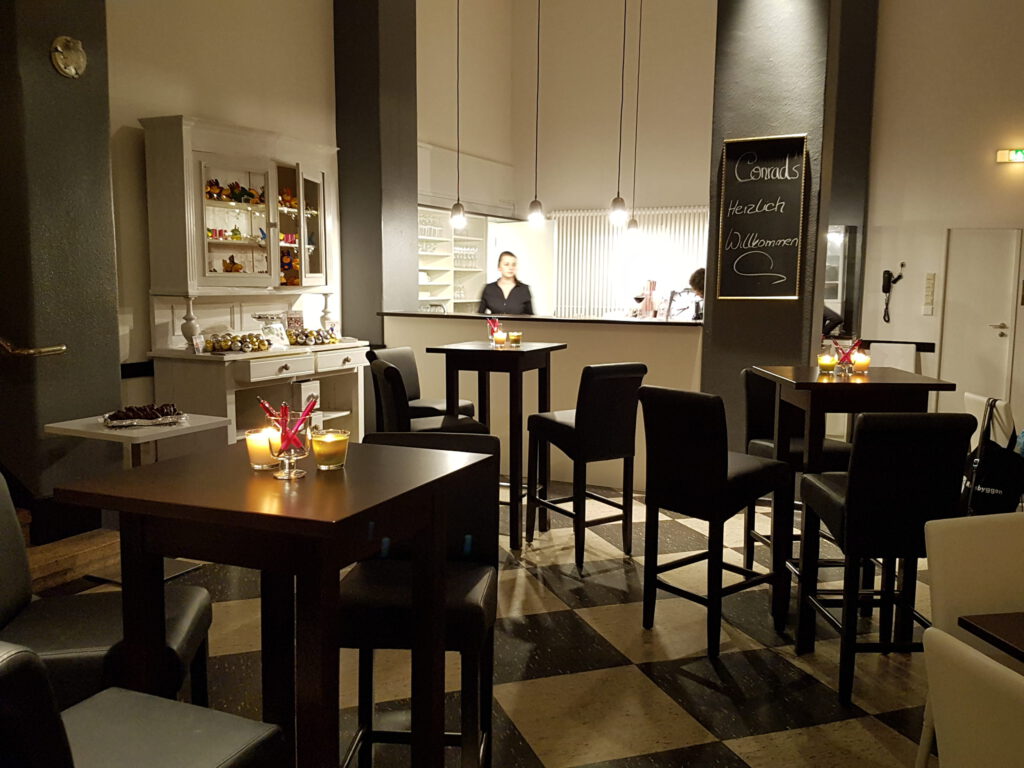 Aula Tresen nachher mit Beleuchtung in Personenhoehe