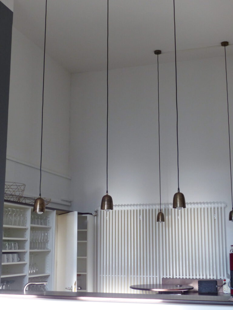 Aula Tresenbeleuchtung nachher mit weit herunter gezogener Haengung