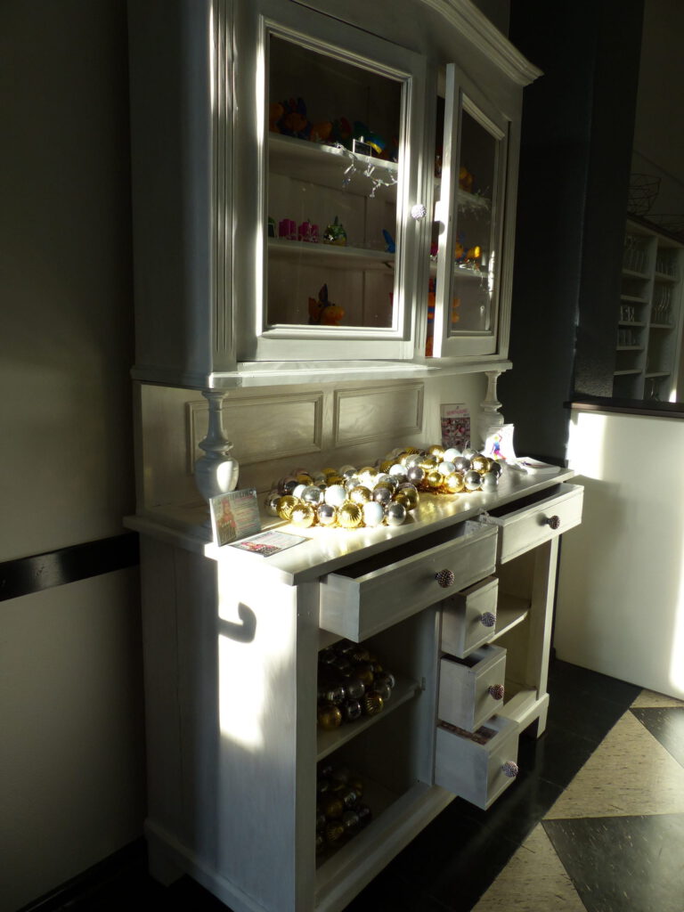 Aula Vitrine nachher weiss gestrichen und im Bistro-Einsatz