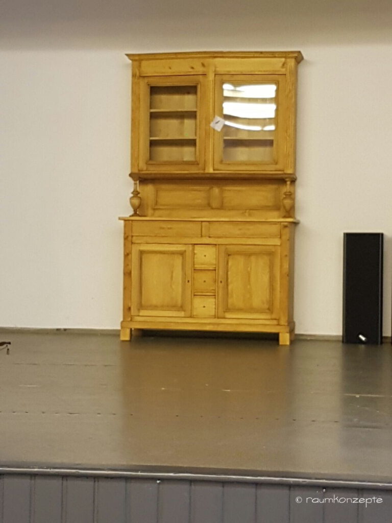 Aula Vitrine vorher mit Holz-Optik und ohne Verwendung
