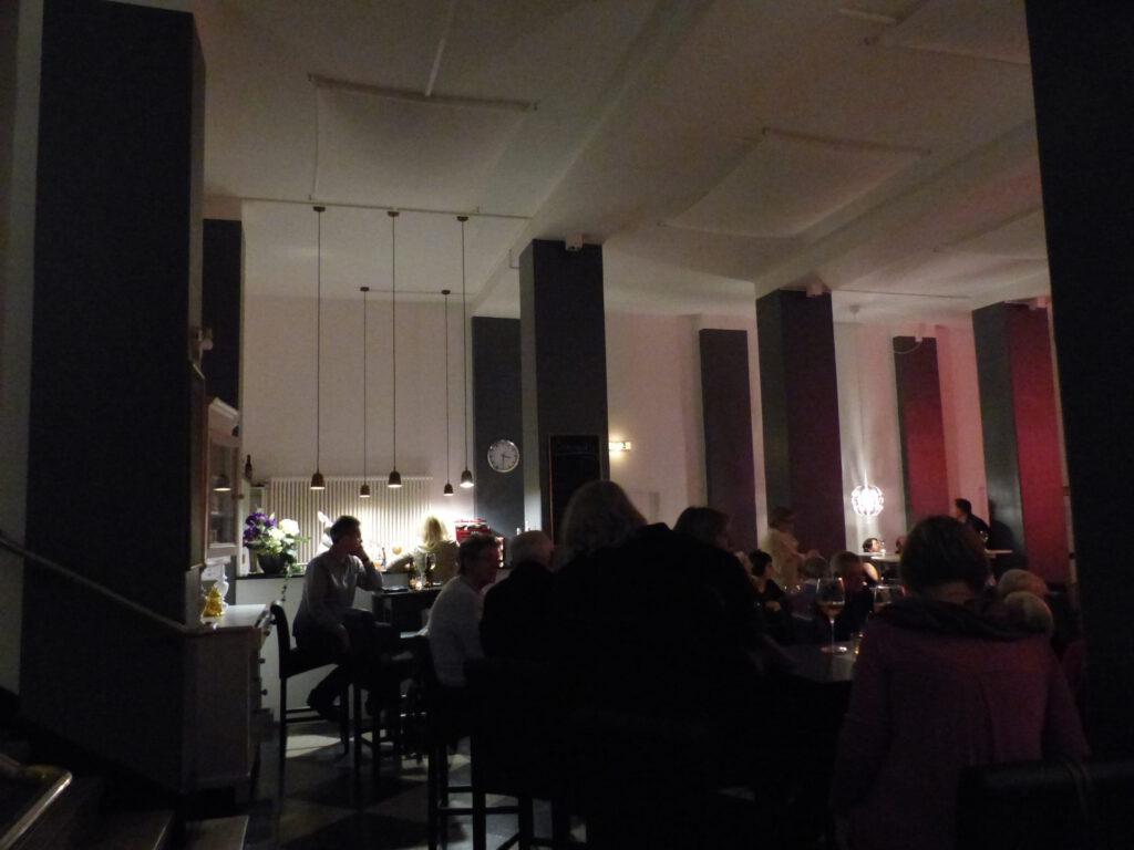 Aula links Ueberblick nachher mit Veranstaltung und Publikum