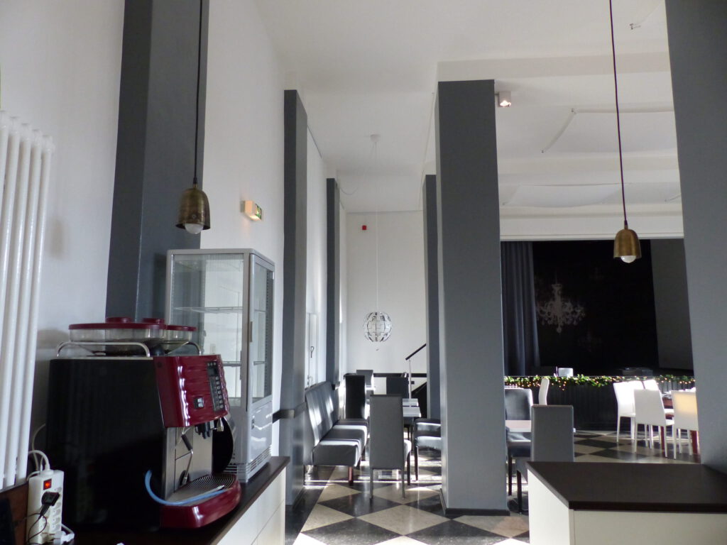 Aula links nachher mit Raum- und Farbkonzept