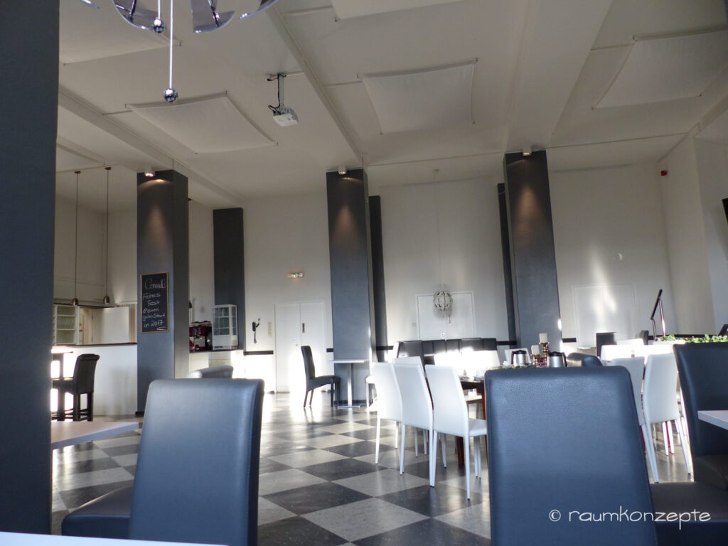 Aula links nachher mit eingedecktem Tisch