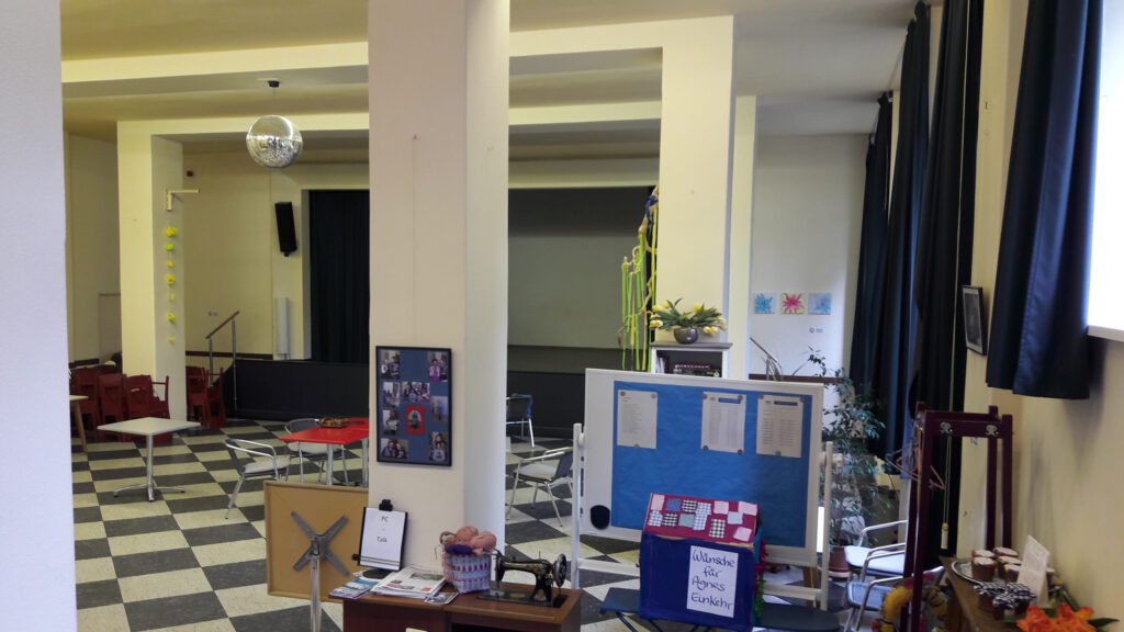 Aula rechts Buehne vorher mit wenig Ordnungsmoeglichkeiten