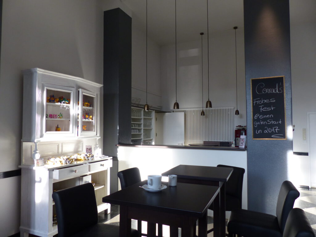 Aula vor Teekueche nachher mit Tresen 