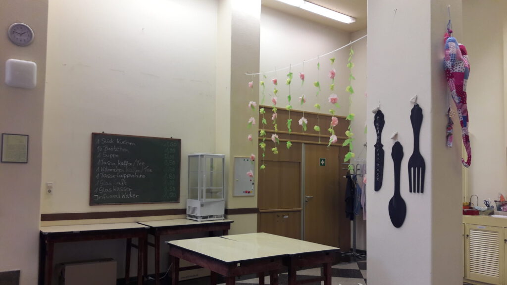 Aula vor Teekueche vorher unabgetrennt