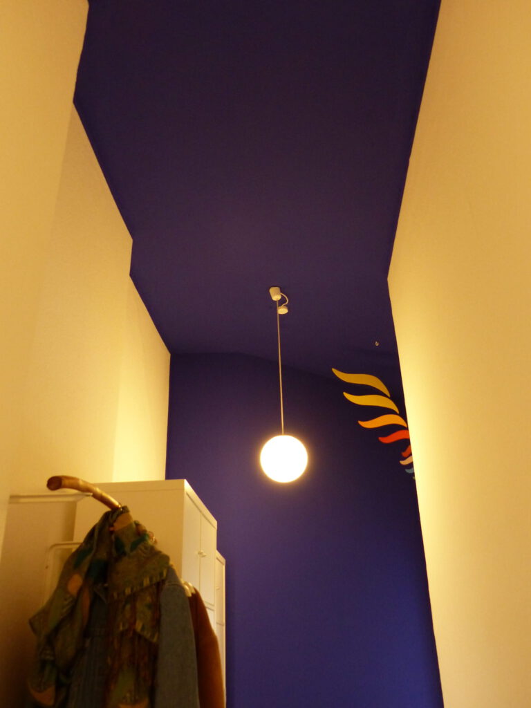 Flur Blick 6 nachher mit Garderobe, Kugellampe und blauer Decke