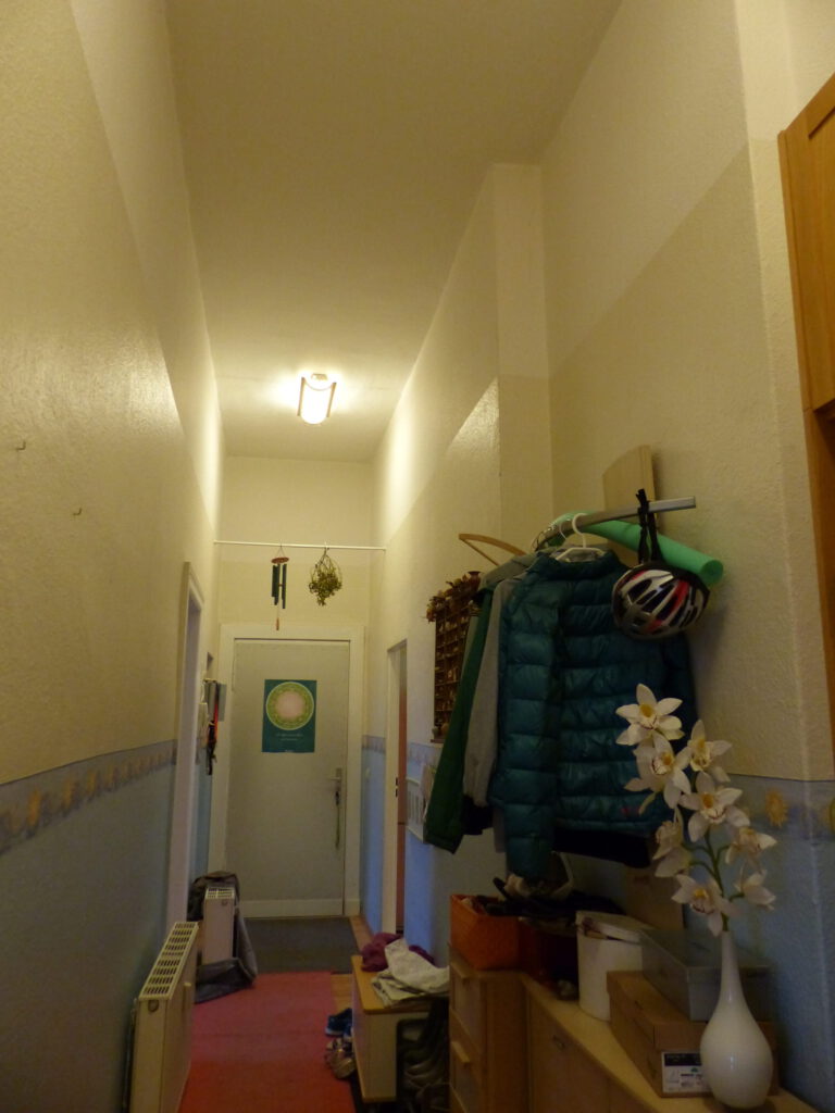 Flur Blick 7 vorher mit Garderobe und kleinteiligen Ablagen und Regalen
