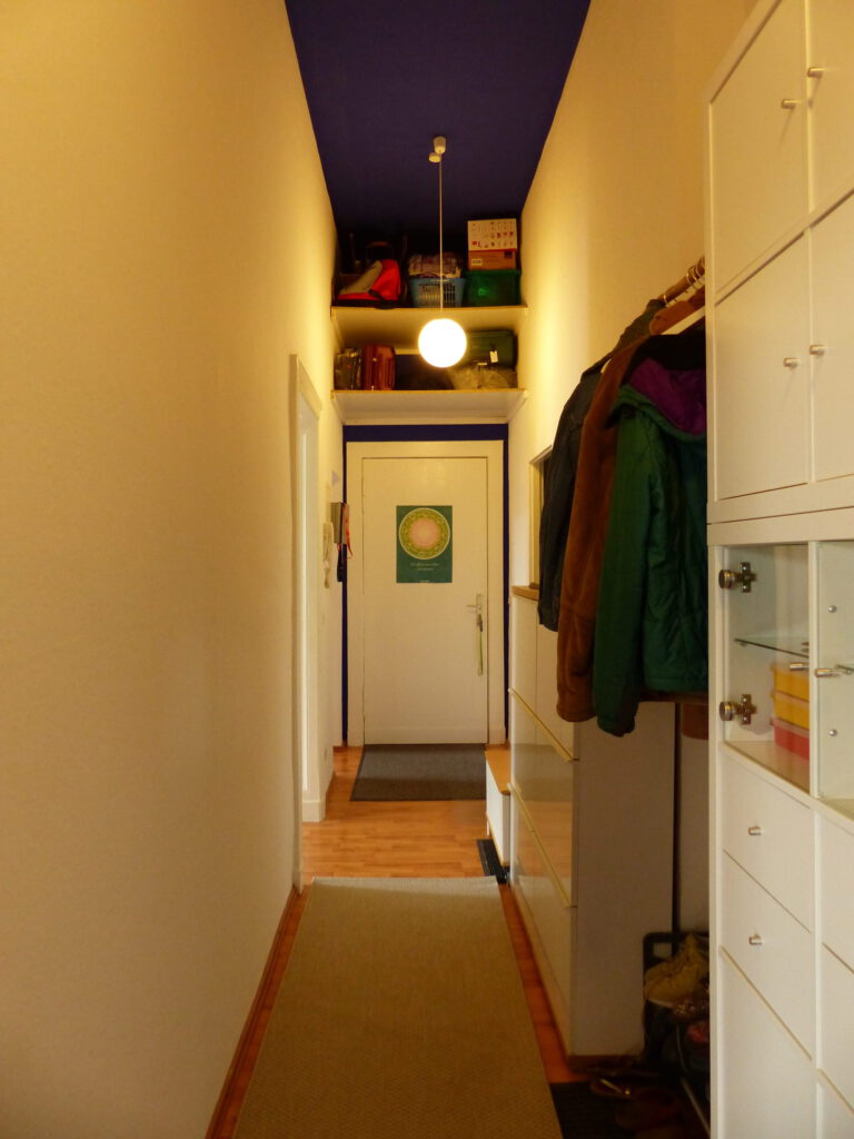 Flur Blick 7 nachher mit Garderobe, geschlossenem Regal und offenem Tuerregal