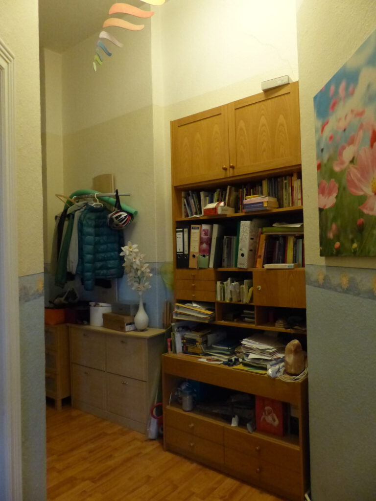 Flur Blick 8 vorher mit Eckgestaltung durch kleinteiligen braunen Regale und Ablagen