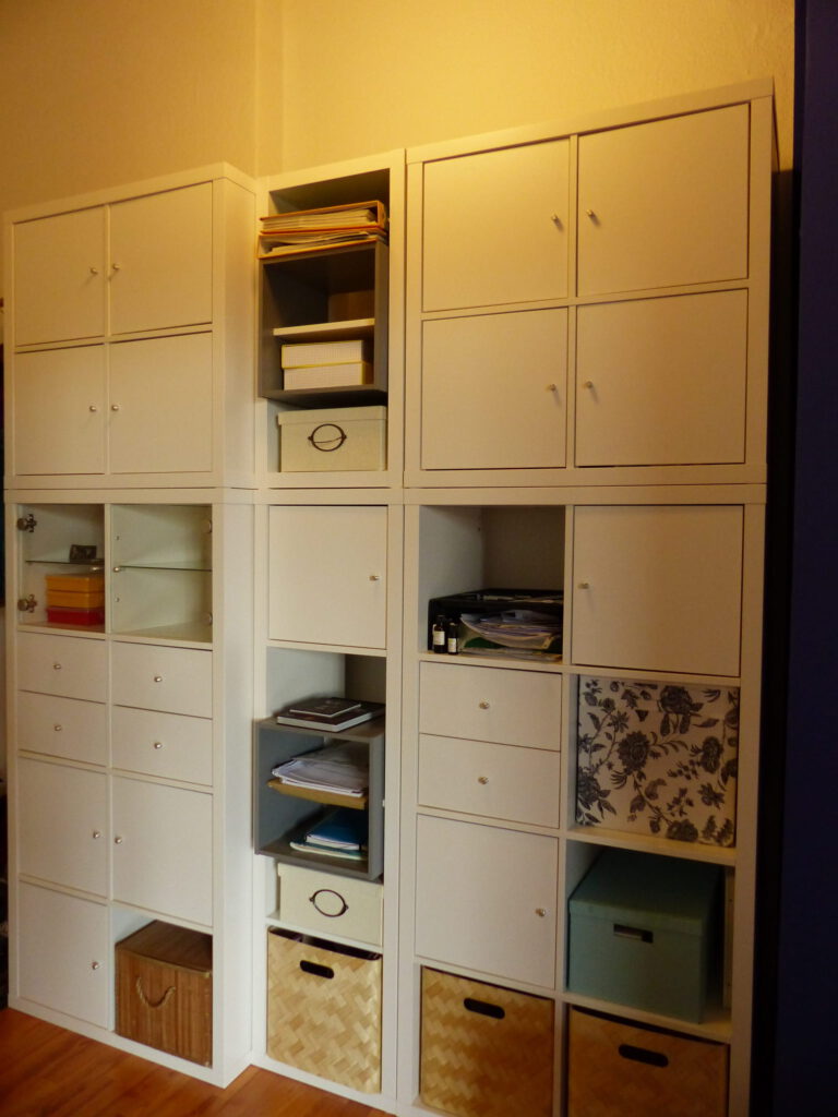 Flur Blick 8 nachher mit Eckgestaltung als geschlossene weisse Regale