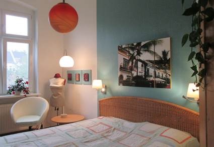 Schlafzimmer Rattan-Bett Kopfteil nach Umgestaltung mit blauer Wand