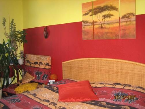 Schlafzimmer Rattan-Bett Kopfteil vor Umgestaltung mit roter Wand