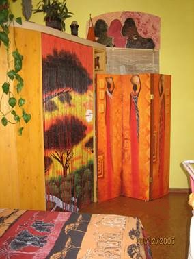 Schlafzimmer Regal-Abdeckung vor Umgestaltung in Rot und Orange