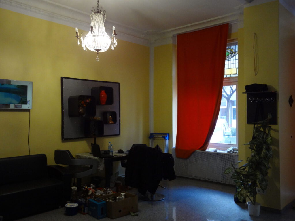 Shop Fensterbereich vor Umgestaltung mit unguenstigen Wand-Farben und Vorhaengen