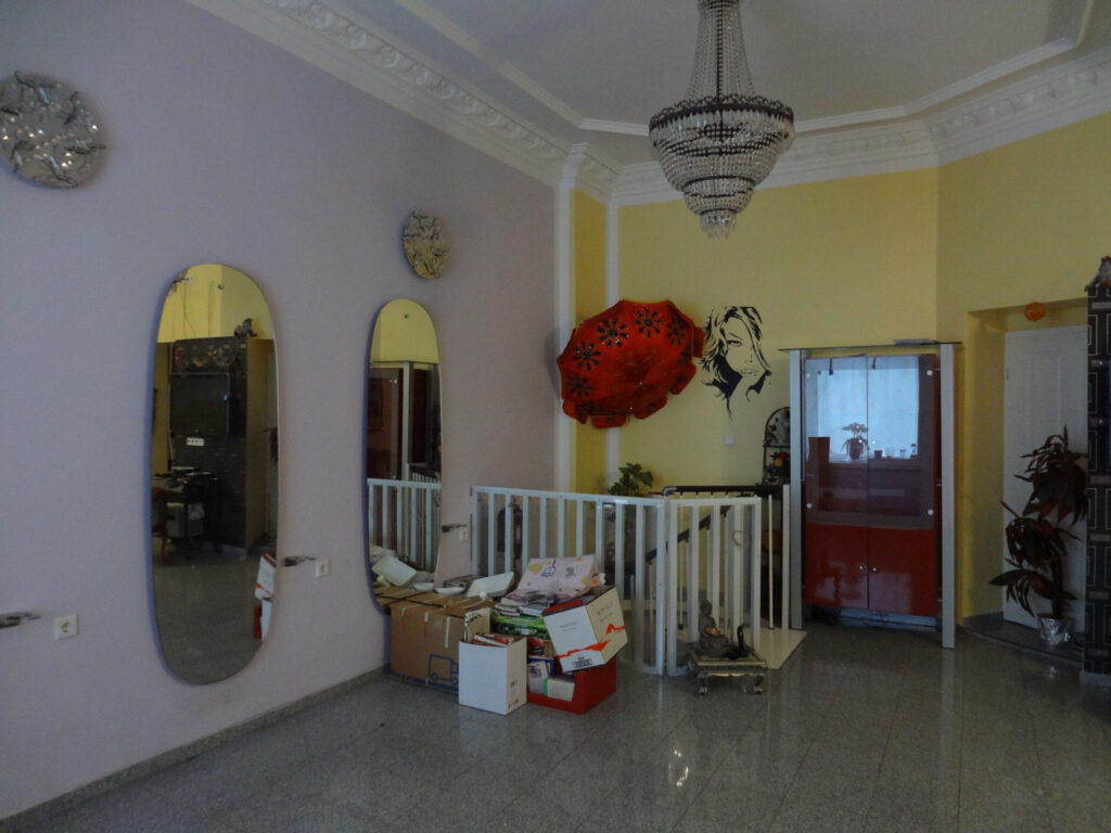 Shop Kellerabgang vor Umgestaltung mit Spiegel und Gitterabtrennung