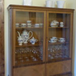 Brauner Vitrinenschrank nach Umdekoration