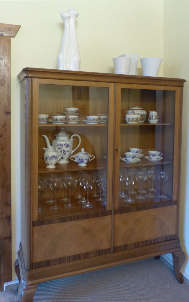 Brauner Vitrinenschrank nach Umdekoration