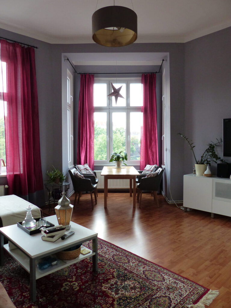 Wohnzimmer Blick 1 nachher mit Erker, Esstisch und grauer Wand