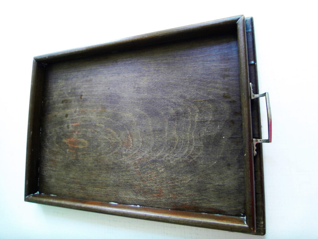 altes Flohmarkt-Tablett vorher mit braunem Holz