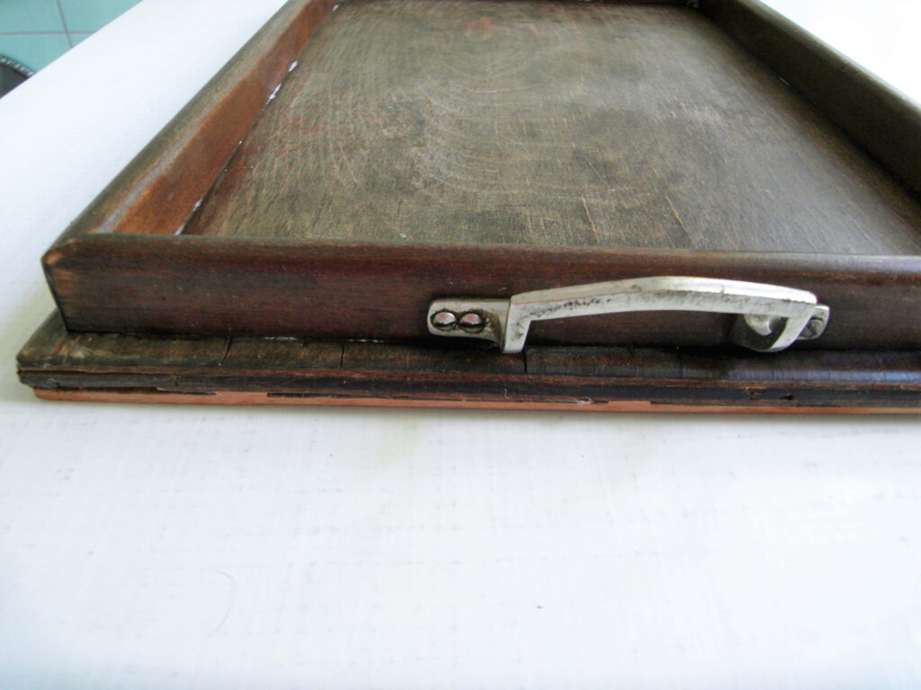 altes Flohmarkt-Tablett vorher mit kleinem Griff