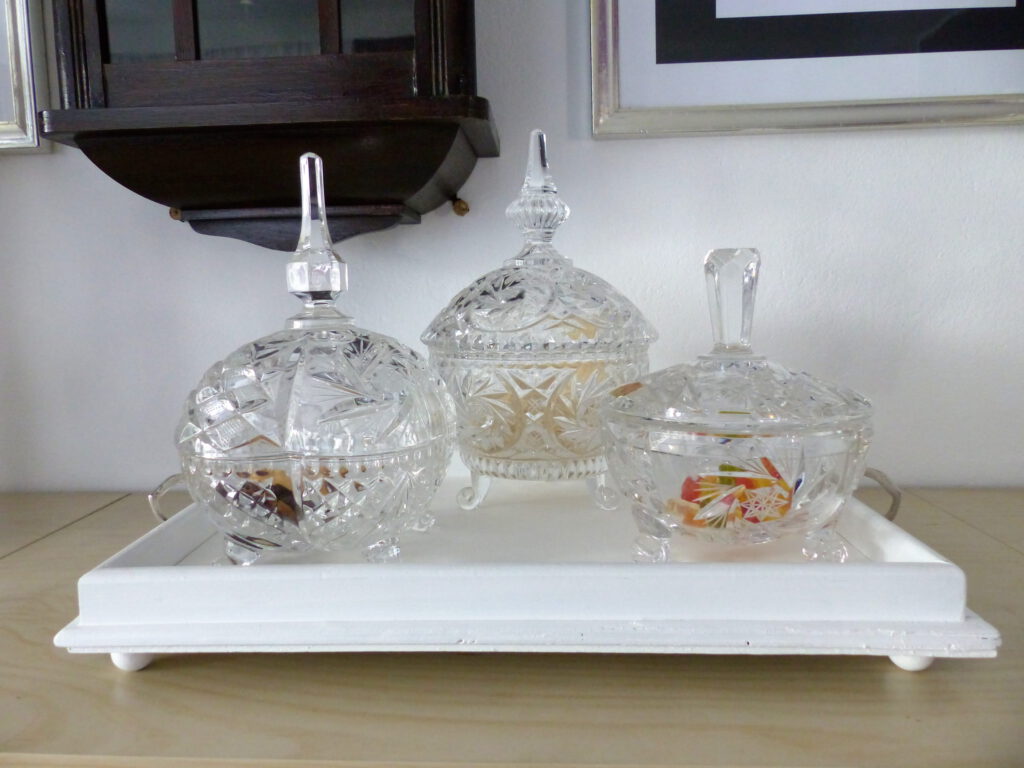 altes Flohmarkt-Tablett nachher mit drei Kristallschalen