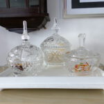 altes Flohmarkt-Tablett nachher mit drei Kristallschalen