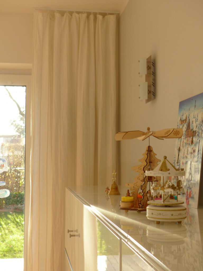 altes Klavier nach Umgestaltung mit Detail Vorhang und weihnachtlicher Higboard-Dekoration