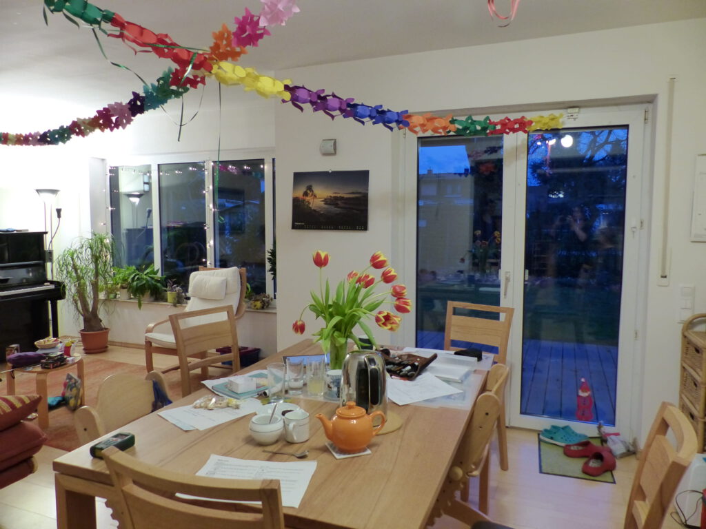 altes Klavier vor Umgestaltung mit Essplatz und Fenstern ohne Vorhänge