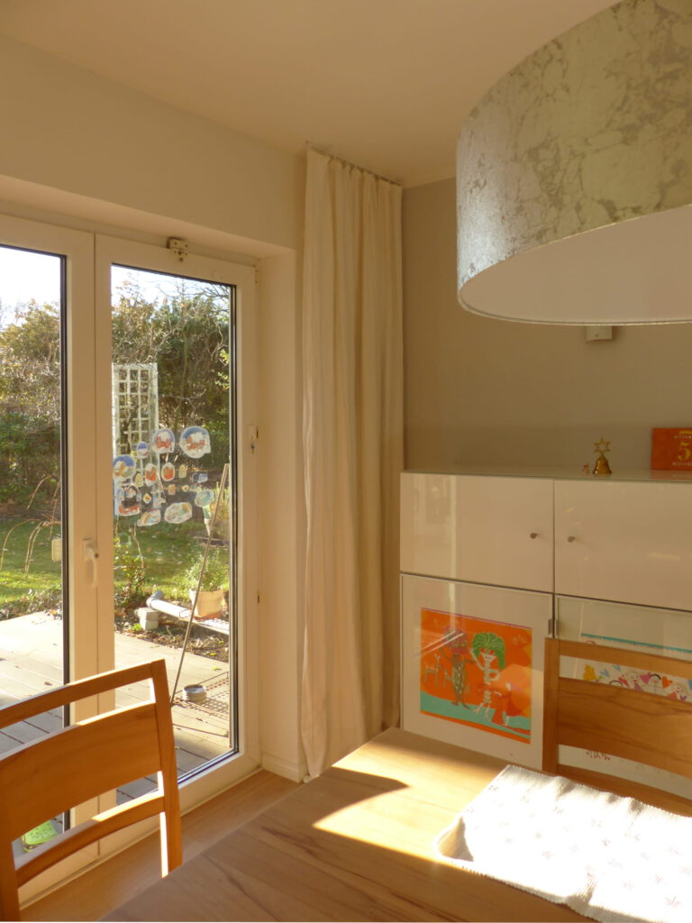 altes Klavier nach Umgestaltung mit Vorhängen, weissem Highboard und grauem Lampenschirm