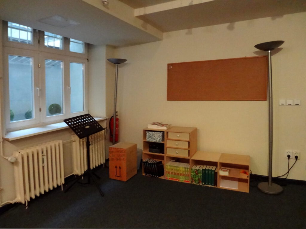 Andachtsraum Hinterseite nach Umgestaltung mit Regalelementen