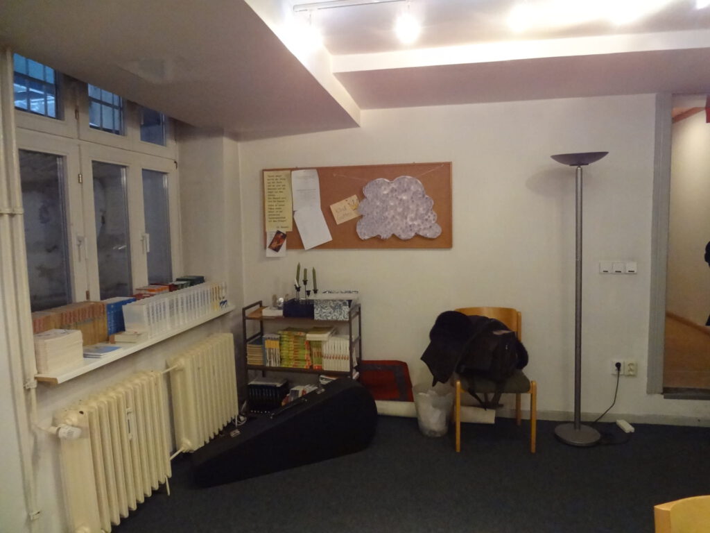 Andachtsraum Hinterseite vor Umgestaltung mit wenig Stau- und Ordnungsmöglichkeiten