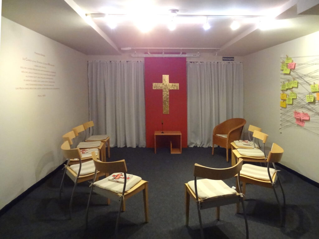 Andachtsraum Vorderseite nach Umgestaltung mit Sitzgruppierung nach vorn