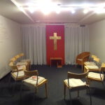 Andachtsraum Vorderseite nach Umgestaltung mit Sitzgruppierung nach vorn